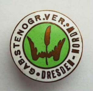Vereinsabzeichen Gabelsberger Stenographenverein Dresden-Nordwest (mit Broschennadel) : Sammlung Beinhorn. Vereinsabzeichen Gabelsberger Stenographenverein Dresden-Nordwest (mit Broschennadel). Email, Metall; Durchmesser 20,5 mm (um 1900; W. Richter, Dresden-Pieschen). Dresden: SLUB R c 0307