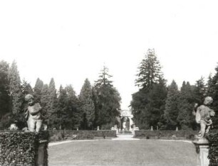 Radmeritz (Radomierzyce). Schloß Joachimstein. Rasenparterre des Schloßhofes
