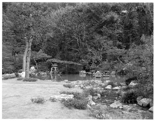Kyoto. Gartenanlage mit Teich und Steinlaternen