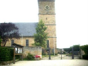 Ansicht von Süden mit Kirche (Kirchturm im Kern gotisch als Chorturm mit Turmchor - Langhaus Neubau 18 Jh auf gotischem Vorgänger)