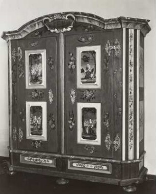 Doppeltüriger Kastenschrank