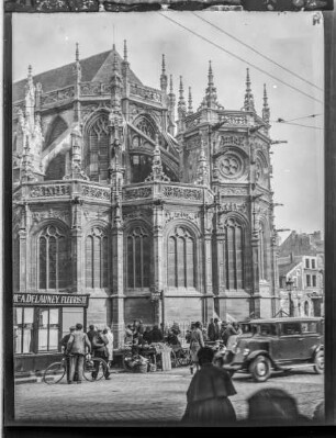 Kirche, Chor - auf der Straße Marktstände, Menschen, Fahrräder und ein Auto