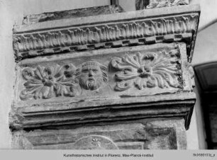 Baldachin : Konsolen mit Figuren und Reliefs von Köpfen
