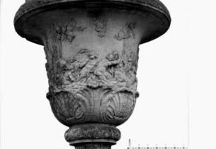 Dresden-Altstadt. Südöstliche Vase (um 1750) an der Hauptallee im Großen Garten, Nähe Palaisteich