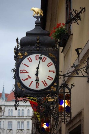 Uhr an Prags berühmtestem Bierlokal U Fleku in der Kremencova Gasse, Altstadt
