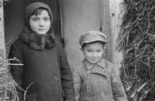 Zweiter Weltkrieg. Zur Einquartierung. Sowjetunion. Kleines russisches Mädchen und Junge