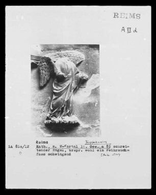 Nördliches Westportal — Nördlicher Türpfosten — Schreitender Engel, a 8