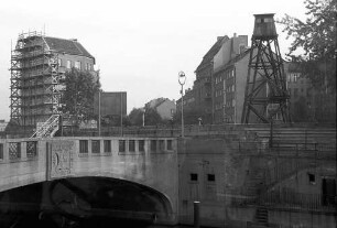Berlin: Mauer und Wachturm mit Brücke am Weichselplatz