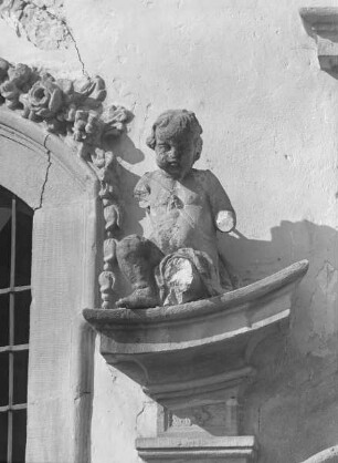 Linker Putto