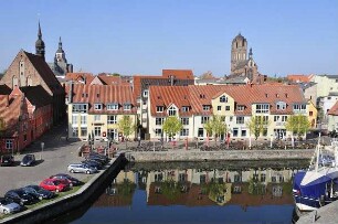 Stralsund - Stadtübersicht : Hafenbecken und Häuser der Altstadt, Blick vom Ozeaneum. Aufgenommen am 21. April 2011 in Stralsund