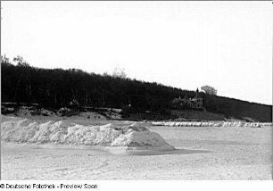 Zugefrorene Ostsee. Blick über das Eis zum Festland mit Alexandrinencottage