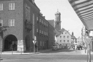 Weilheim: Straße mit Rathaus, links, und Pfarrkirche