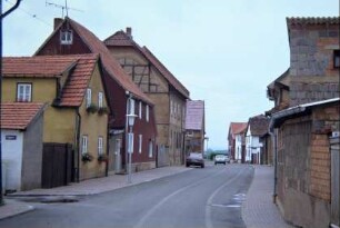 alte Hauptstraße mit Gebäuden unterschiedlicher Form und Funktion