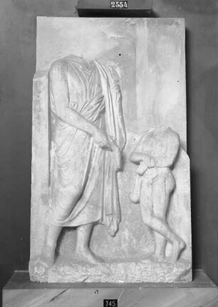Grabstele mit Mann und Knabe
