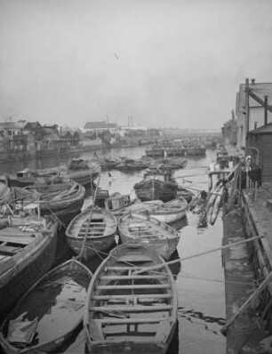 Kanal mit Ruderbooten : Kanal mit Ruderbooten