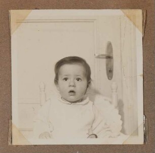 Christiane Zimmers Sohn Andreas im Kinderstuhl sitzend