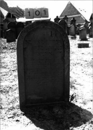 Grabstein 101 (Index: 99798128) Material: Sandstein Zustand: leicht verwittert Maße HxBxT: 92x56x11 cm Beschreibung: Stele, Rundbogenabschluß, Sockel: Grabstein 101