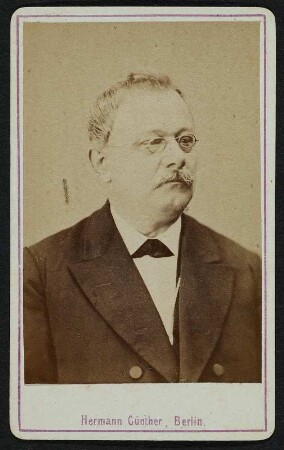 Porträt Wilhelm Schaffrath : Porträt Wilhelm (Michael) Schaffrath (1814-1893; Jurist, Politiker, Abgeordneter des Sächsischen Landtages), aufgenommen von Hermann Günther in Berlin, Zietenplatz 2. Albuminpapier auf Karton; 10,1 x 6,3 cm