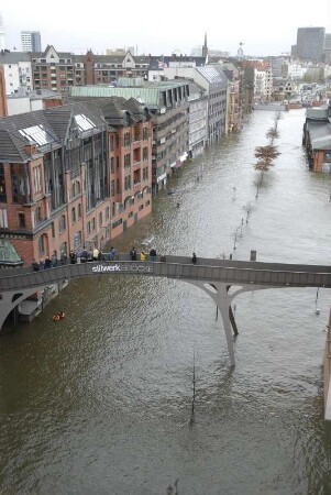 Der erste Herbststurm, Hochwasser in Hamburg am Fischmarkt. 09.11.2007