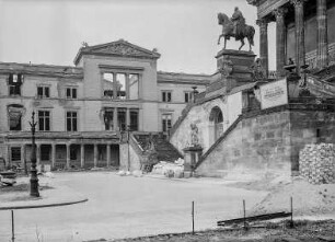 rechts: Aufgang zur Nationalgalerie mit Reiterbildnis