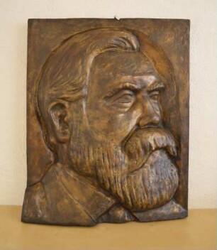 Friedrich-Engels-Relief des Bildhauers Hans Klakow