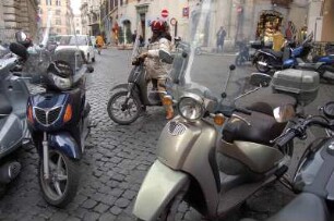 Rom 2006 - Parkplatz für Mopeds : Parkplatzprobleme für Mopeds im Zentrum von Rom, aufgenommen 2006