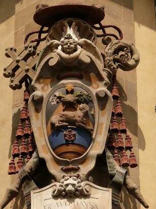 Schmuckwappen an einem Palast in Domnähe