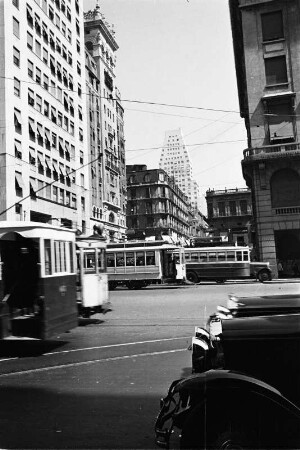 Reisefotos Argentinien. Stadtbilder Buenos Aires. Straße mit Hochhäusern