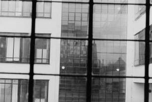 Blick durch die Verglasung des Treppenhauses zum gegenüberliegenden Treppenhaus