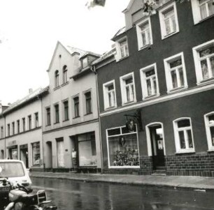 Auerbach, Friedensplatz 11/9. Wohnhäuser mit Ladeneinbauten. Straßenansicht