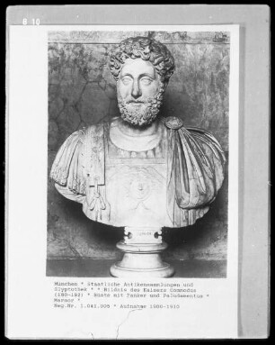 Bildnis des Kaisers Commodus mit Panzer und Paludamentum