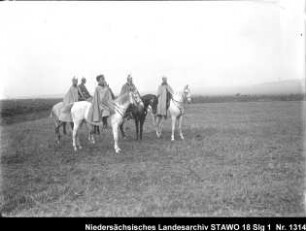 Manöver des 10. Armee-Korps Enthält: Platte 16, Gruppe berittener Offiziere