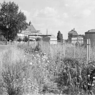 Coswig, Industriestraße : Coswig. Blick von der Industriestraße auf Gebäude Coswig Lacke und Lederfabrik