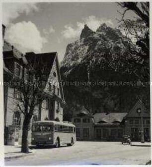 Mittenwald, Am Postamt mit Blick auf den Karwendel