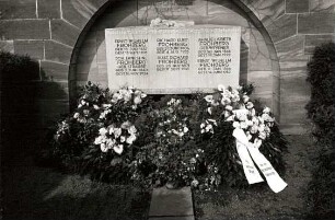 Wandgrabmal des Textilfabrikanten Frohberg : Wandgrabmal des Textilfabrikanten Frohberg. Sandstein (1901/1925). Roßwein, Friedhof
