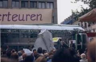 Enthüllung des Bonner Deserteurdenkmals auf einem Tieflader auf dem Bonner Friedensplatz am Anti-Kriegs-Tag, 1. September 1989
