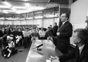 Freiburg im Breisgau: Ministerpräsident Lothar Späth im Deutsch-Französischen Gymnasium