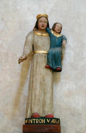 Frankreich. Bretagne. Finistere. Fouesnant. Kirche innen. Naive Statuen im Innenraum