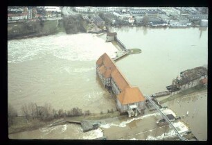 Hochwasser über altem Wehr Hemelingen