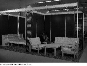 Ausstellungskojen mit Schlaf- und Wohnzimmermöbeln des VEB Möbelkombinat Dessau