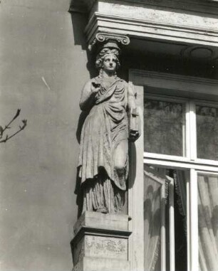 Dresden-Südvorstadt, Liebigstraße 8. Villa (1873; Bär). Fenster (1. OG, links). Linke Karyatide
