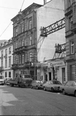 Abbruch von Gesteins- und Gipsbrocken vom Dachgiebel des Hauses Hebelstraße 13