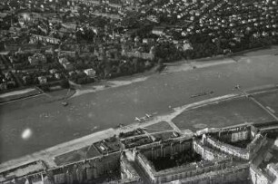 Dresden. Johannstadt, Elbe mit Wasserflugplatz und Neustadt mit Prießnitzmündung am Diakonissenhaus. Luftbild-Schrägaufnahme von Süden