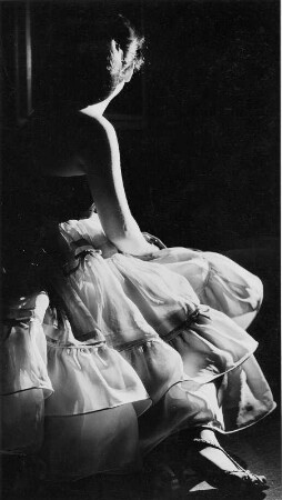 Mode 1955. Frau trägt Petticoat.