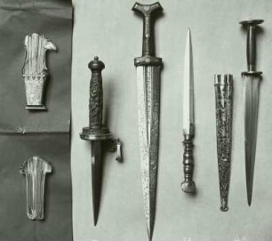 Jagdmesser und Dolchgriff und vier Dolche und eine Scheide : Technikgeschichte | Forstwirtschaft, Jagdwesen | Jagdwesen | Jagdwaffen