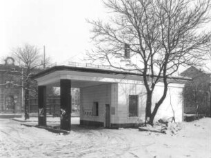 Tankstelle (außer Betrieb) : Dresden-Neustadt, Antonstraße / Ecke Hansastraße. Tankstelle (um 1935; seit etwa 1975 außer Betrieb)
