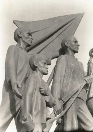 Weimar. Nationale Gedenkstätte Buchenwald auf dem Ettersberg. Buchenwald-Denkmal (F. Cremer). Teilansicht