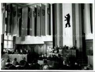 Bundeskanzler Adenauer spricht vor dem Berliner Abgeordnetenhauses im Rathaus Schöneberg
