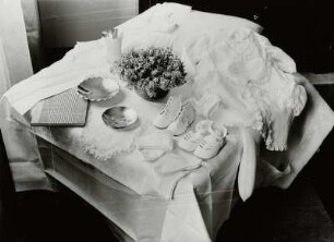 Arrangement mit Taufutensilien