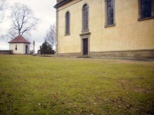 Findelberg-Kirchhof im Süden nach Westen mit Langhaus (Barocker Neubau 1725 auf Gotischem Vorgänger)